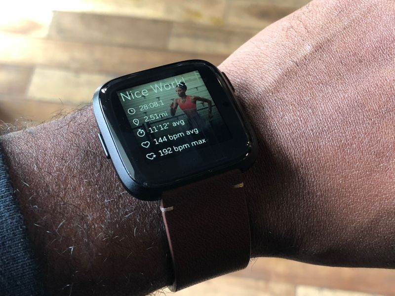 Illustration for article titled Fitbit Versa, análisis: este reloj es genial para fitness, pero le faltan apps y un GPS
